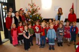 Kolejni mali pomocnicy zjawili się, by pomagać ubierać świąteczne drzewko! Tym razem choinka zagościła w Starostwie Powiatowym!