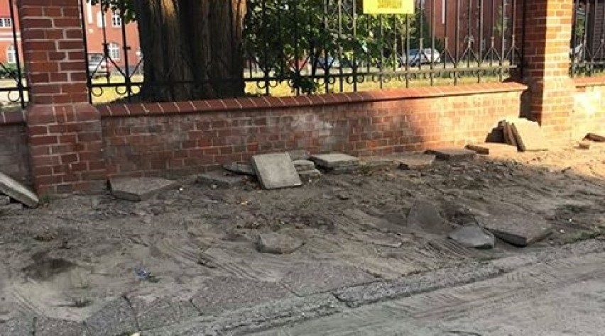 Malbork. Urząd Miasta obiecuje, że zniszczony chodnik wkrótce zostanie naprawiony [ZDJĘCIA]