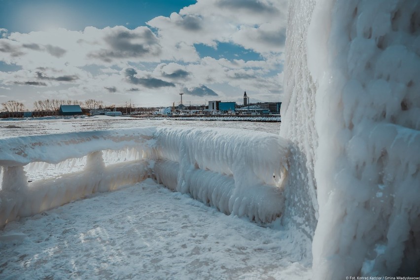 Lodowy port we Władysławowie. Zima, lód i fale Bałtyku zmieniły to miejsce w prawdziwą krainę lodu | ZDJĘCIA