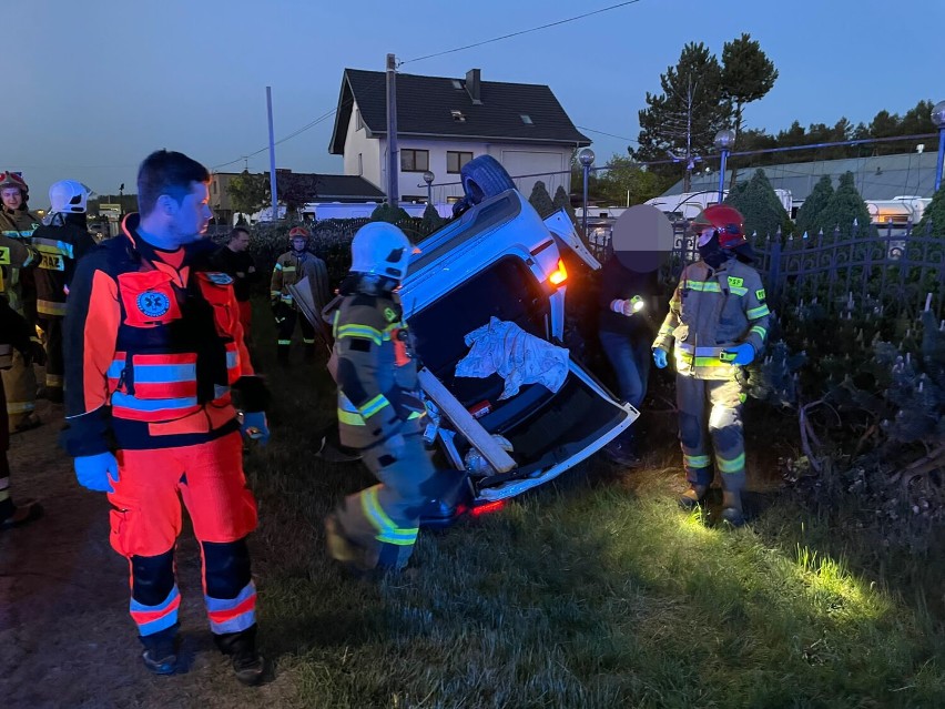 Mosty. Spowodował dachowanie Skody, którą jechały cztery osoby. Ukarany wysokim mandatem.