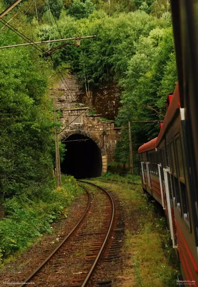 Tunel kolejowy na trasie Wrocław — Jelenia Góra ma ponad 100 lat. Na jego remont była już najwyższa pora