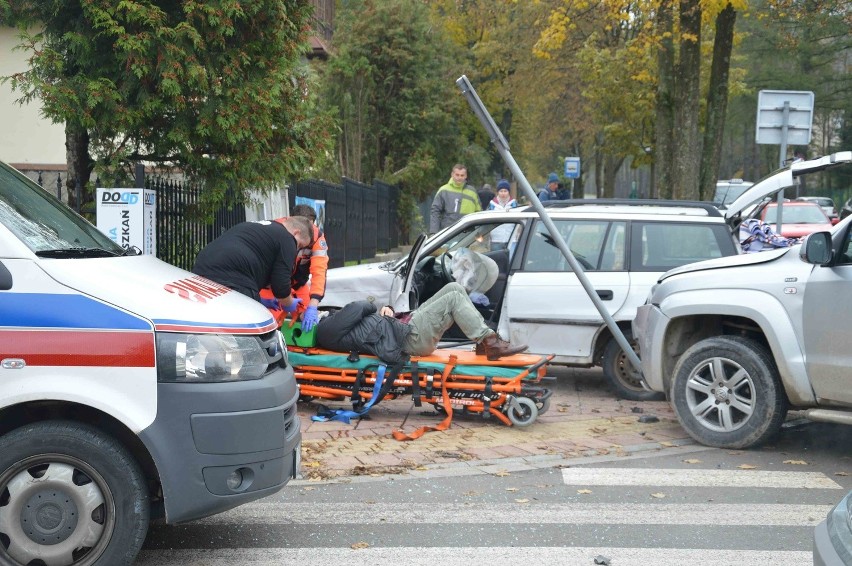 Zakopane. Wypadek na Piłsudskiego. Kierowca opla trafił do szpitala [ZDJĘCIA]