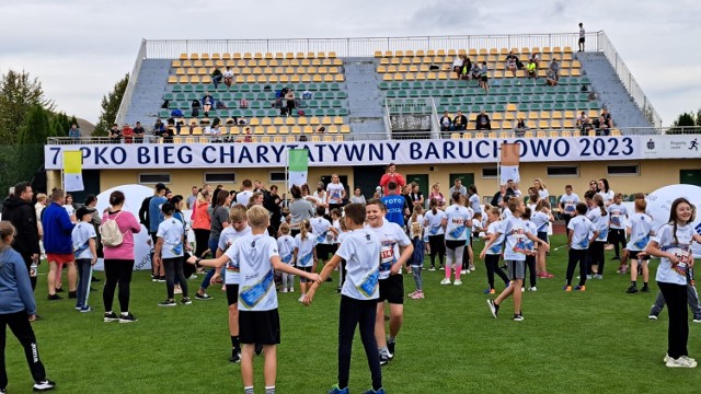 Kilkaset osób wzięło udział w sobotnim biegu charytatywnym w Baruchowie, 23 września 2023 roku.