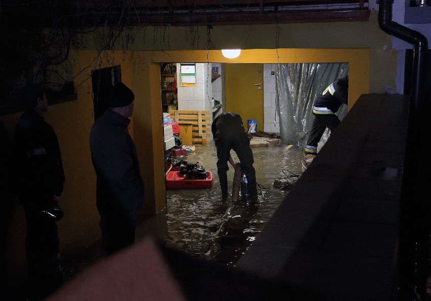 W nocy woda zalała piwnice i garaże domów przy ul....