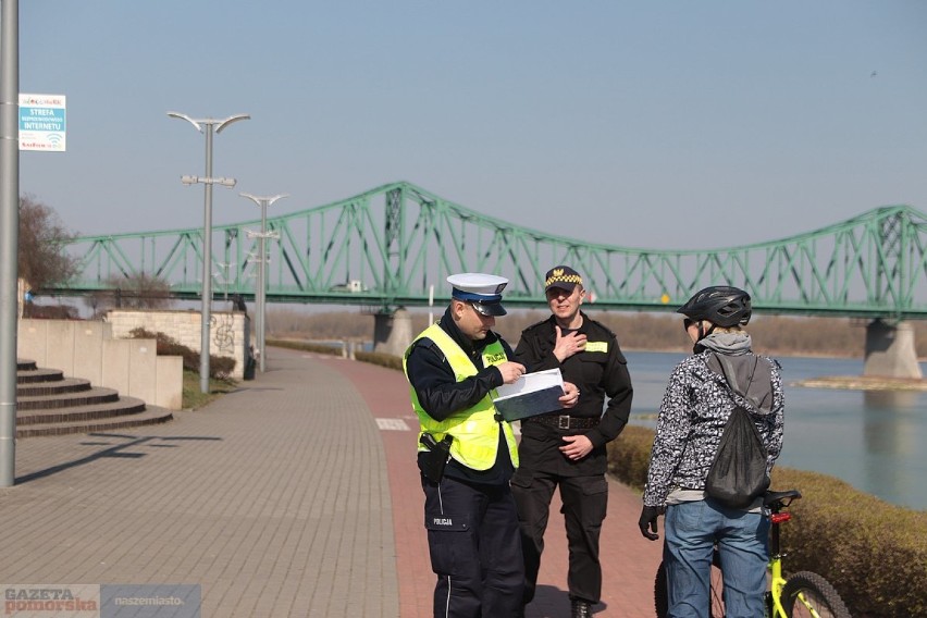 Policja i straż miejska patrolują bulwary we Włocławku....