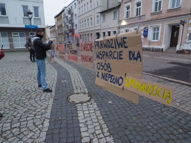 W sobotnie popołudnie na placu przed Bałtyckim Teatrem Dramatycznym w Koszalinie zorganizowany został Uliczny Wernisaż Transparentów Strajkowych.