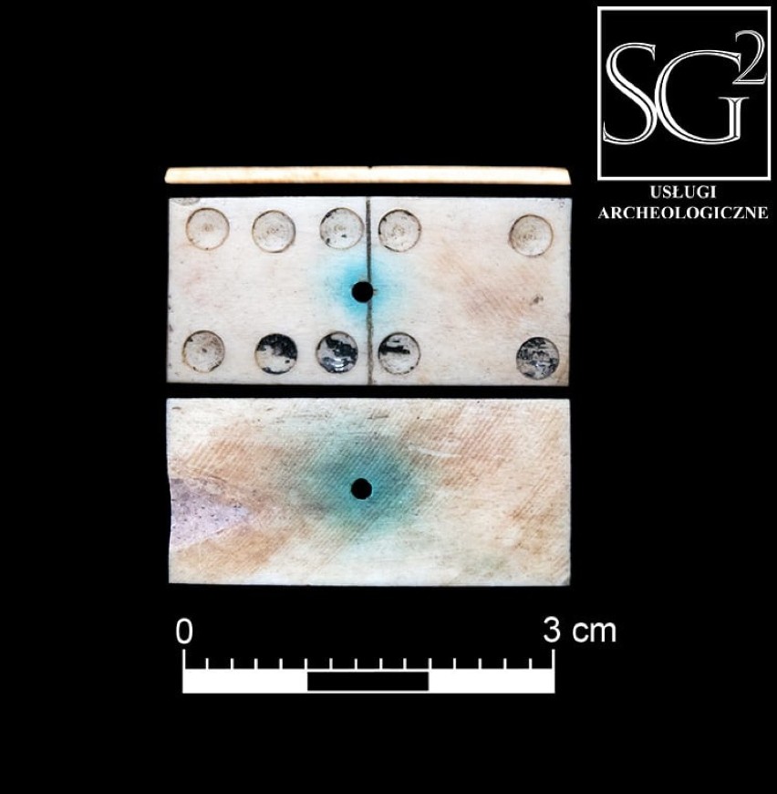 Domino wykonane z kości zwierzęcej znaleziono na...