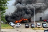Pożar przed Fit Fabric w Łodzi. Paliły się samochody na parkingu przy ulicy Kilińskiego
