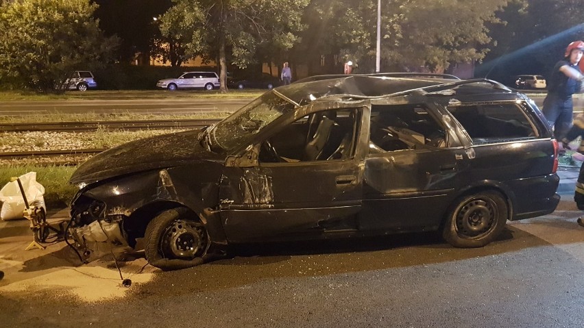 Wypadek na Włókniarzy w Łodzi. Ciężko ranny pijany kierowca [ZDJĘCIA, FILM]