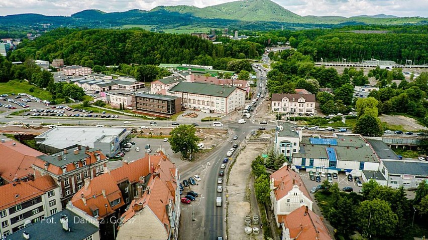 Wałbrzych: Czeka nas paraliż komunikacyjny w Centrum. Planowane zamknięcie skrzyżowania Sikorskiego-Wysockiego (ZDJĘCIA Z DRONA)