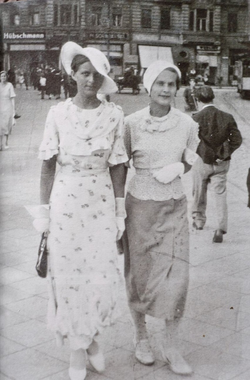 Maria Skarżyńska z siostrą Anną w drugiej połowie lat 30. na...