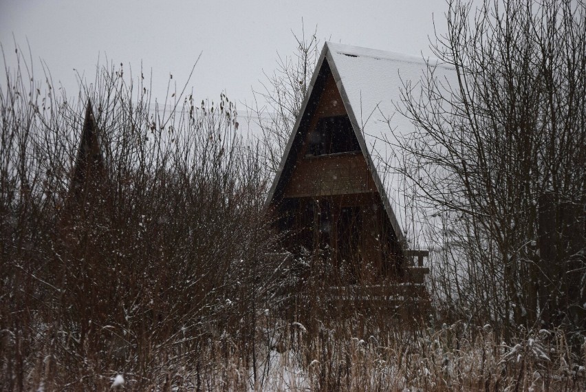 Zima w Parku Miniatur Sakralnych w Częstochowie. Miejsce jest niemal doszczętnie zniszczone