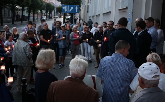 O godzinie 21  we wtorek przed grudziądzkim sądem zebrało się około 60 osób ze świecami popierając protest w obronie niezależności sądów w Polsce. 

>> Najświeższe informacje z regionu, zdjęcia, wideo tylko na www.pomorska.pl 