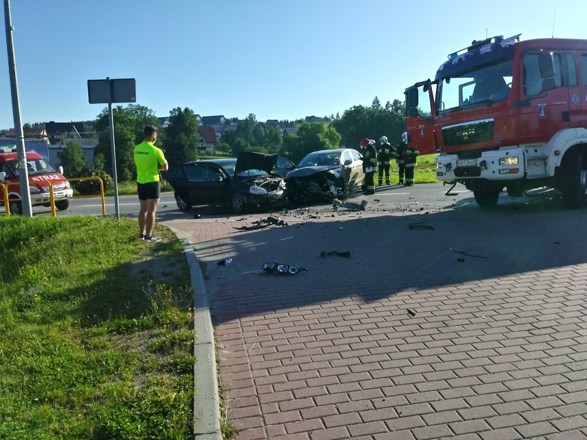 Zakopianka. Poważny wypadek w Klikuszowej. Zderzyły się dwa samochody [ZDJĘCIA]