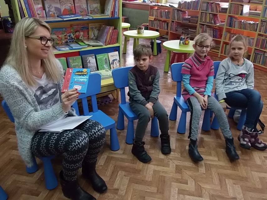Spotkanie dyskusyjnego klubu książki w bibliotece w Radziejowie