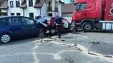 Groźny wypadek w Bochni z udziałem dwóch samochodów osobowych i ciężarówki, jedna osoba ranna. Zobacz zdjęcia i wideo