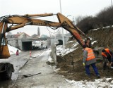 Osuwająca się skarpa od strony hotelu Młyn. Tunel przy ul. Kapitulnej niegotowy