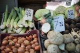 Aktualne ceny warzyw i owoców. Większość z importu, ale są też krajowe ziemniaki, cebula i jabłka. Ile zapłacimy za kilogram na targowisku?
