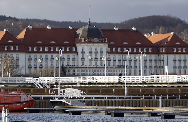 Grand Hotel

To pięciogwiazdkowy Hotel w Sopocie. Budynek powstał w latach 1924 - 1927. Inwestycja kosztowała wówczas ok. 20 milionów guldenów. Wtedy też ten ekskluzywny budynek otrzymał nazwę "Kasino Hotel". 

W 1939 roku w pokoju nr 226 mieszkał Adolf Hitler. I też w tym budynku podpisana została kapitulacja Helu.

Po wojnie w hotelu mieszkał prezydent Francji Charles de Gaulle, dla którego sprowadzano łóżko z Muzeum Narodowego w Warszawie. Później w tym samym łóżku spał Fidel Castro.

W hotelu do dyspozycji gości jest 127 pokoi