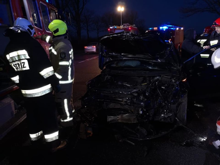 Wypadek w Kończewicach. Jedną osobę strażacy musieli uwalniać z samochodu [ZDJĘCIA]