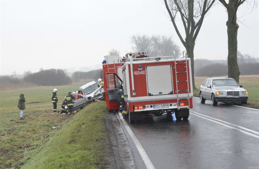 Trzy osoby ucierpiały w wypadku w Łuszkowie w gminie Krzywiń