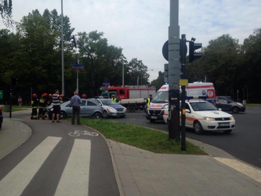 Wypadek na al. Unii w Łodzi. Jedna osoba ranna w zderzeniu renault i opla [FOTO]
