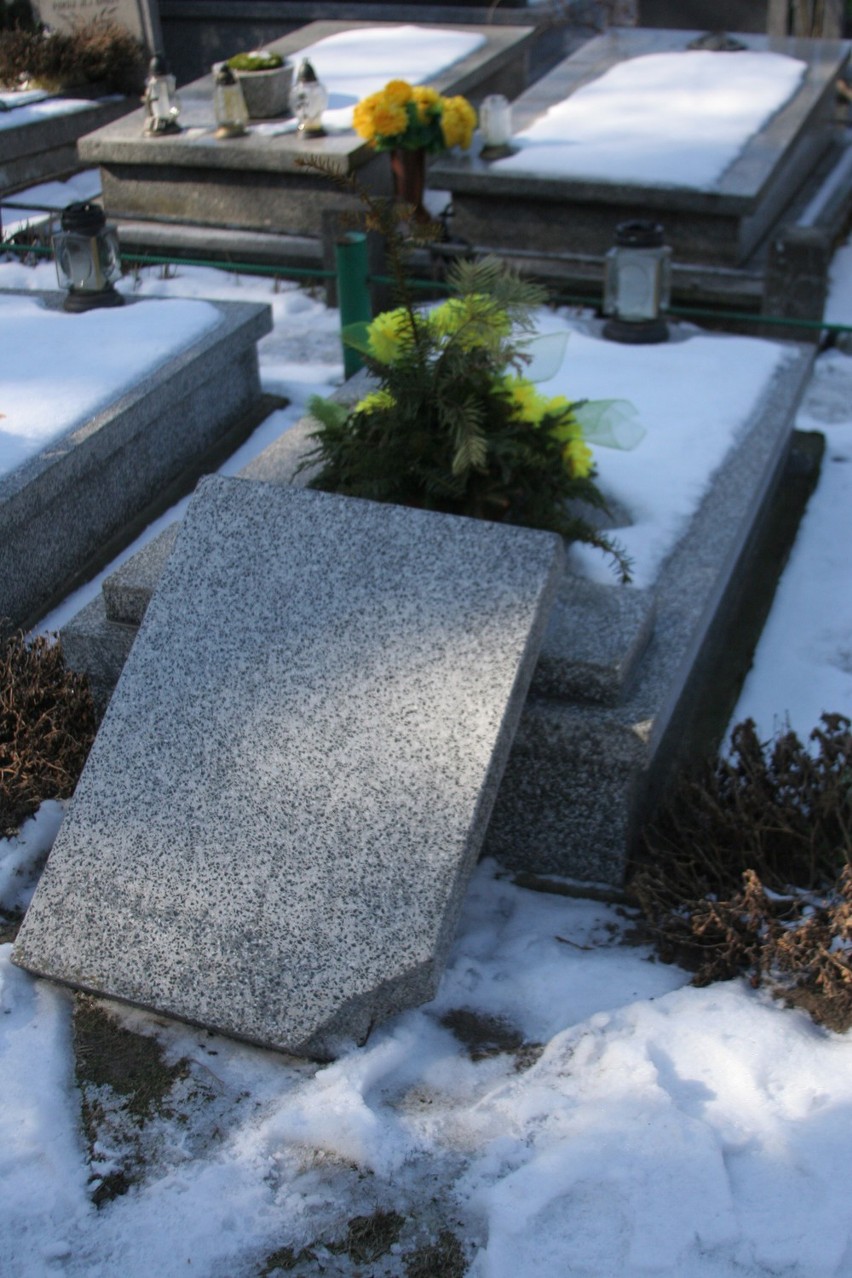 Zniszczone nagrobki na puławskim cmentarzu (zdjęcia)