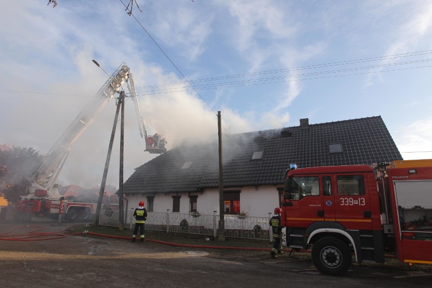 Strażacy w niedzielę od godziny 8 toczą nierówną walkę z...