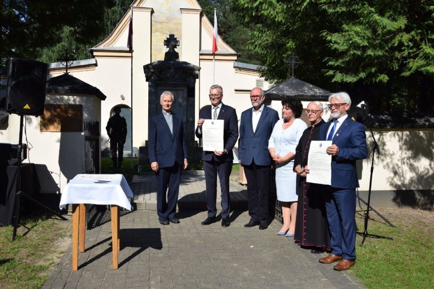 Ziemia z cmentarza poległych w wojnie Polsko-Bolszewickiej trafiła do Kościana