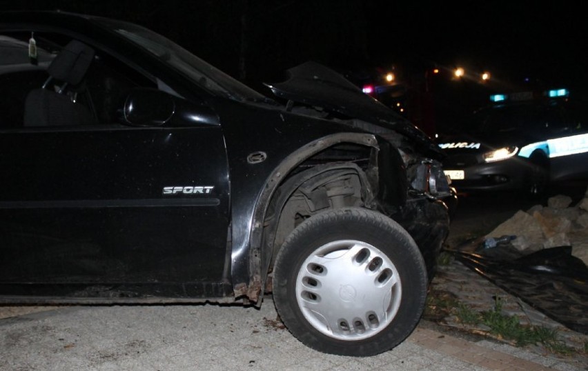 Wypadek w Sosnowcu. 18-latek corsą wjechał w drzewo. 19-latka ze złamanym kręgosłupem