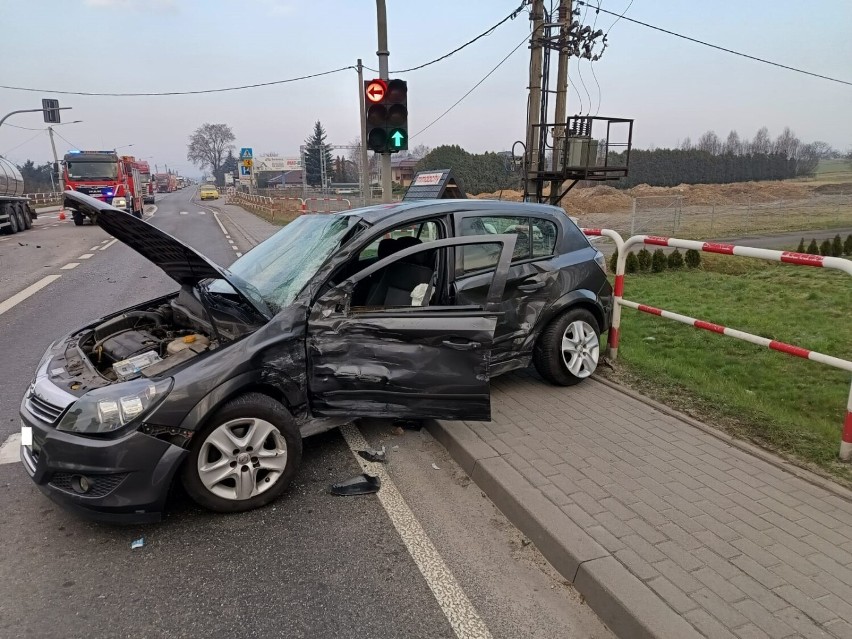 Wypadek na ulicy Łódzkiej w Kaliszu. Samochód osobowy zderzył się z ciężarowym