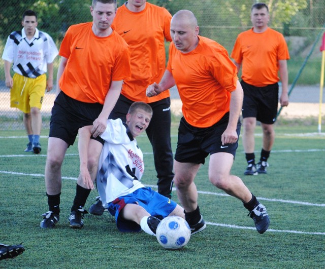 W tczewskiej lidze mistrzowskiego tytułu wywalczonego w wiosennej rundzie broni Mar Mot (pomarańczowe koszulki)