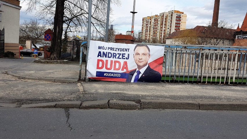 Wybory prezydenckie 2020. Baner Andrzeja Dudy na miejskiej...