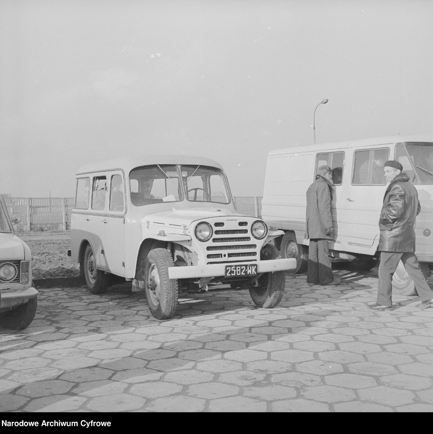 1972 - Pośrodku samochód terenowy Zastawa AR 55 T-2, z...