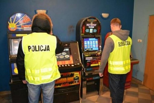 Policjanci i celnicy zarekwirowali trzy automaty do gier hazardowych