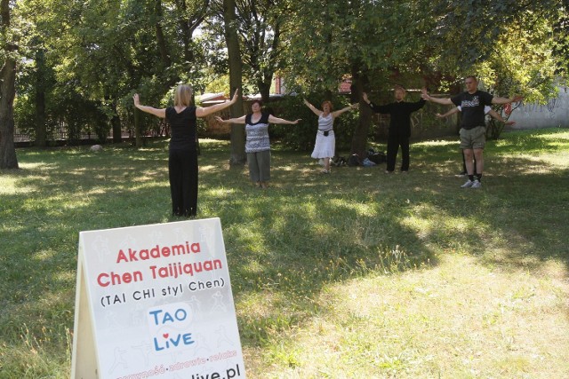 Otwarte treningi tai chi odbywają się w każdą sobotę sierpnia w Parku Źródliska.