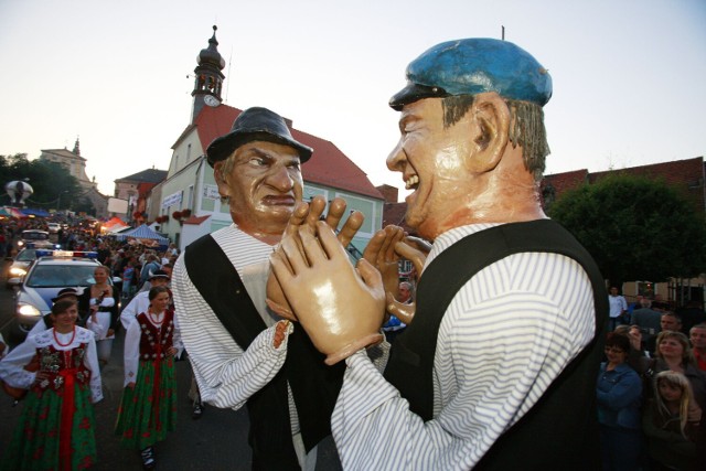 Pierwszego dnia Festiwalu w piątek, ulicami Lubomierza przemaszeruje barwna Parada Komediantów z Kargulem i Pawlakiem na czele