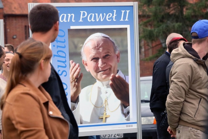 Wystawa plenerowa o papieżu Janie Pawle II w Lubinie.