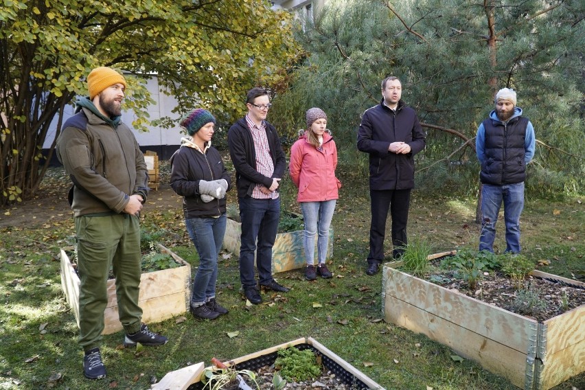 Mieszkańcy sami je zbudowali, posadzili rośliny, a teraz będą o nie dbać. Gdzie znajdują się ogrody społeczne, które powstały w Katowicach?