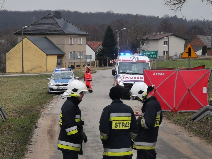 Jaryszów. 75-letni motorowerzysta zginął w wypadku na 1...