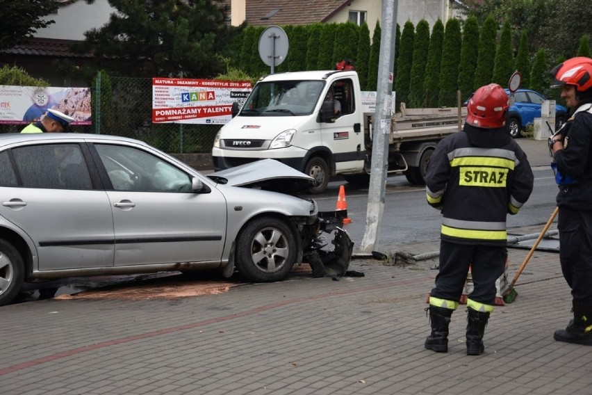 Tarnów. Ogromne korki na Narutowicza i Konarskiego po zderzeniu seata z latarnią