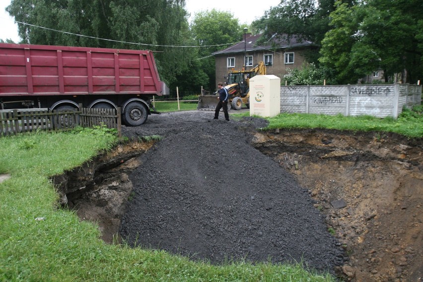 Sosnowiec: rozpoczęło się zasypywanie zapadliska przy ul. Kalinowej [ZDJĘCIA]