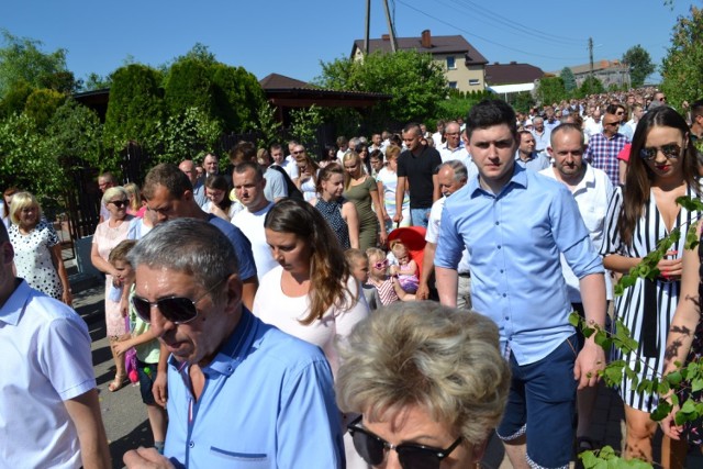Tłumy parafian wzięły udział w procesji Bożego Ciała w Kiełpinie.