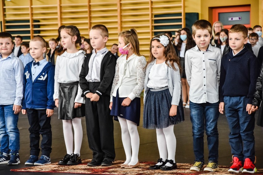 Uczniowie wracają do szkół po wakacjach i długim czasie nauki zdalnej. Rozpoczął się nowy rok szkolny. 