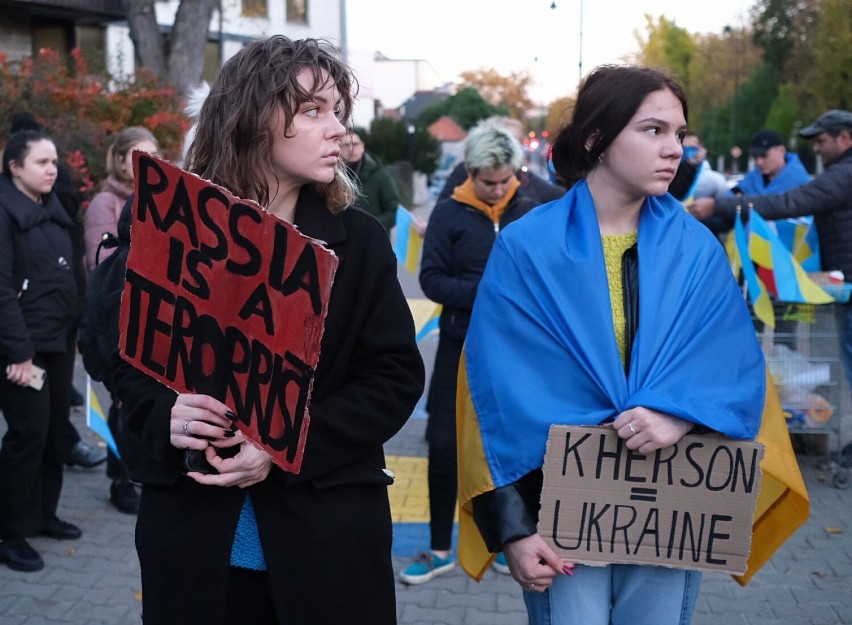 #russiaIsATerroristState: demonstracja pod ambasadą Rosji. "Żądajmy totalnego wsparcia dla Ukrainy"
