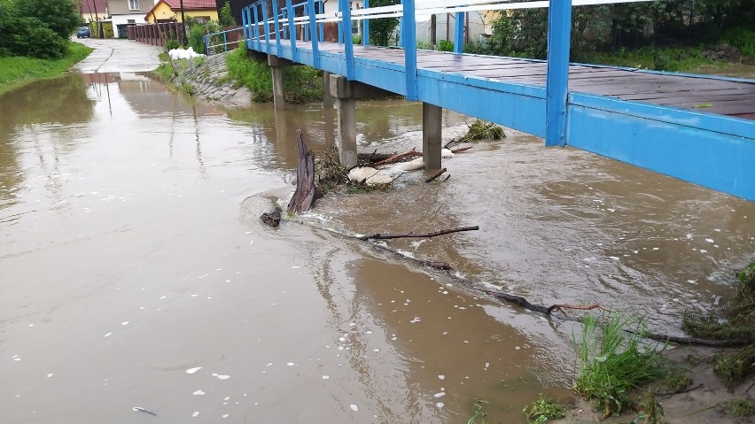 W Morowie niebezpiecznie podniosła się woda na rzece Mora