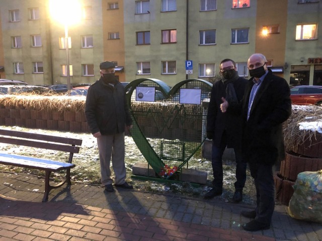 Zielone serce na plastikowe nakrętki stanęło na Placu Bema Zobacz kolejne zdjęcia/plansze. Przesuwaj zdjęcia w prawo - naciśnij strzałkę lub przycisk NASTĘPNE