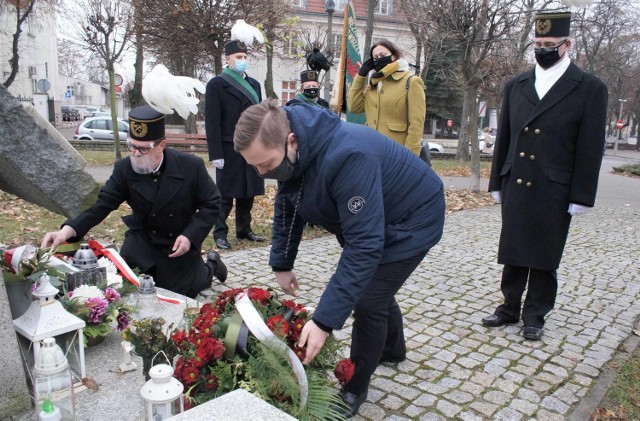 Z okazji Święta G&oacute;rnik&oacute;w przedstawiciele zarządu i związk&oacute;w zawodowych Inowrocławskich Kopalni Soli Solino SA w Inowrocławiu złożyli kwiaty pod pomnikami Obrońc&oacute;w Inowrocławia i Jana Pawła II