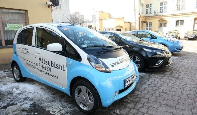 W Łodzi zaprezentowano cztery auta z napędem elektrycznym i hybrydowym: mitsubishi i-MiEV, nissana leaf, opla ampera oraz forda mondeo.