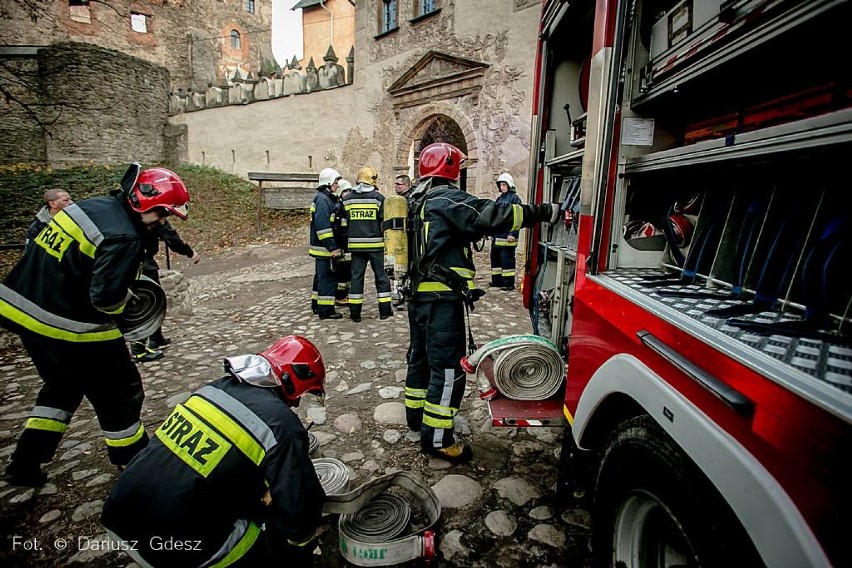 Strażacy i służby ratunkowe trenowali gaszenie pożaru zamku Grodno i ewakuację turystów [ZDJĘCIA]